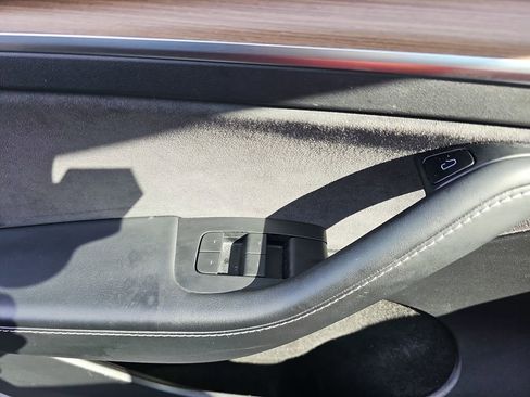 Used 2022 Tesla Model Y Performance image 33