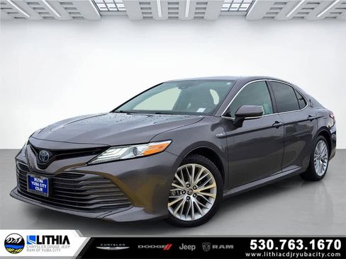 Used 2020 Toyota Camry XLE image 1