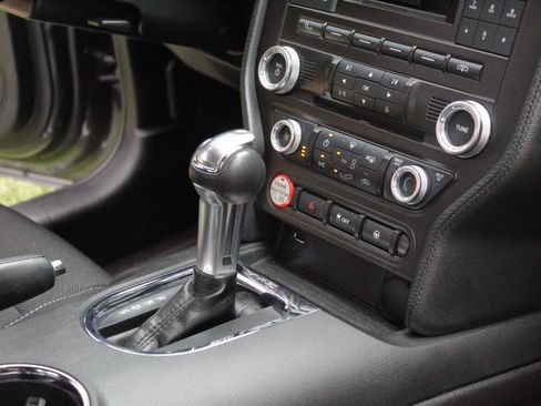 Used 2017 Ford Mustang Coupe RWD image 32