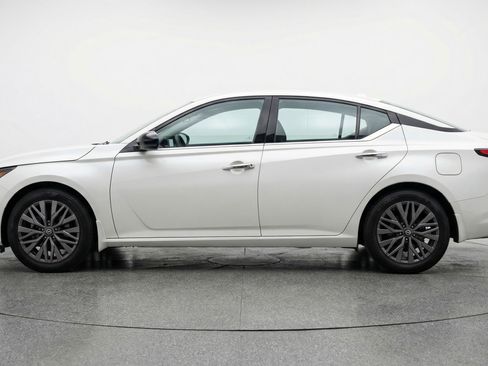 Used 2025 Nissan Altima 2.5 SV image 5