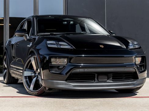 Certified 2025 Porsche Macan Electric image 6