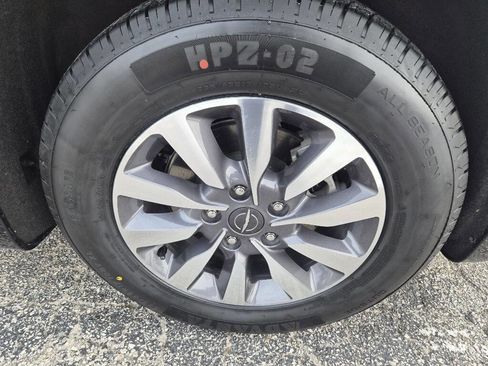 Used 2024 Chrysler Pacifica Limited image 17