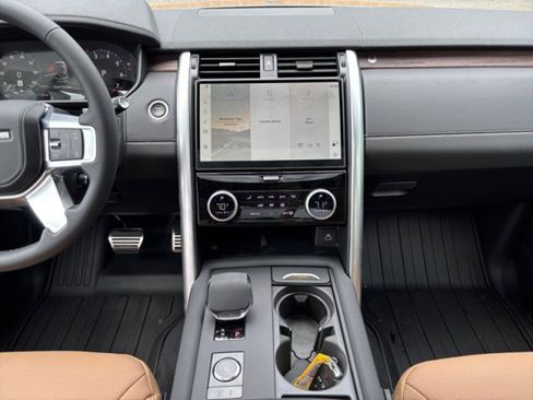 Used 2025 Land Rover Discovery Dynamic SE AWD/4WD image 14