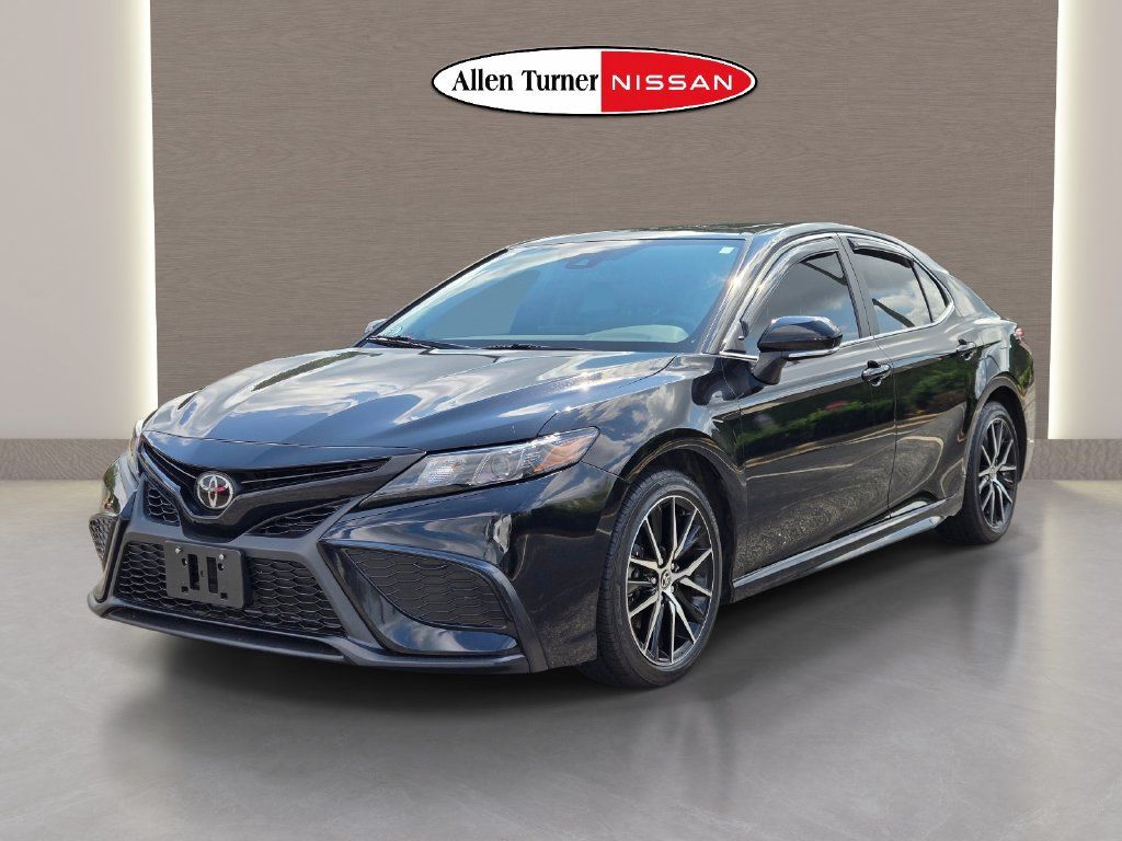 Used 2024 Toyota Camry SE w/ Cold Weather Package FWD image 3