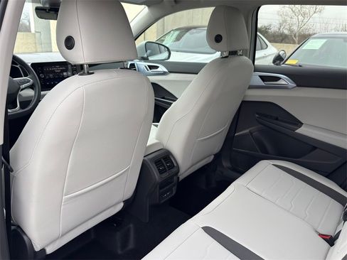 New 2026 Volkswagen Taos SE image 28