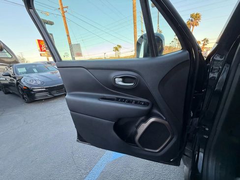 Used 2023 Jeep Renegade Latitude image 12