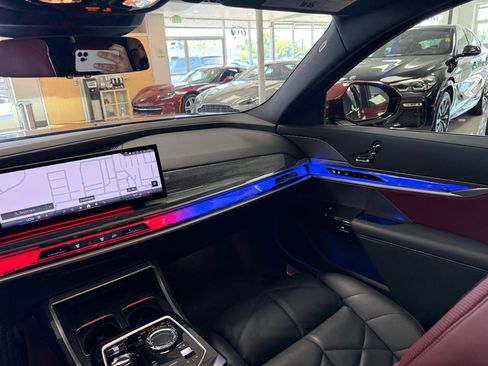 Used 2023 BMW 740i image 18