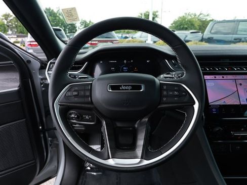 Used 2025 Jeep Grand Cherokee Limited w/ Black Appearance Package RWD image 11