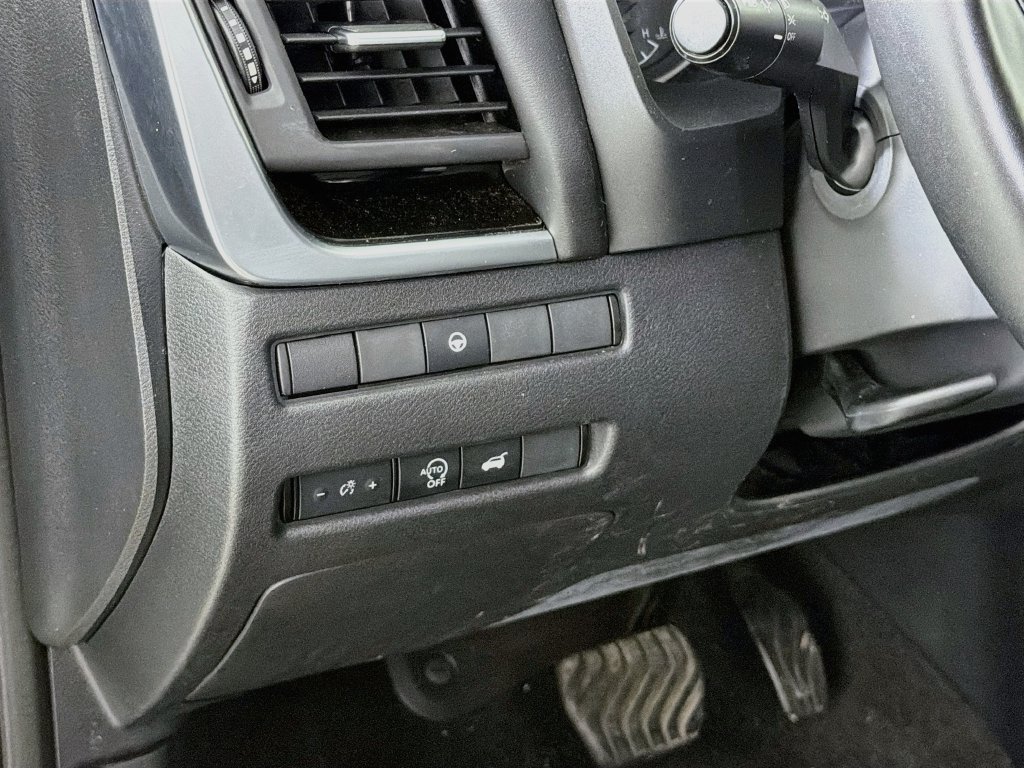Used 2025 Nissan Rogue SV AWD/4WD image 13