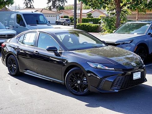 Used 2025 Toyota Camry SE FWD image 3