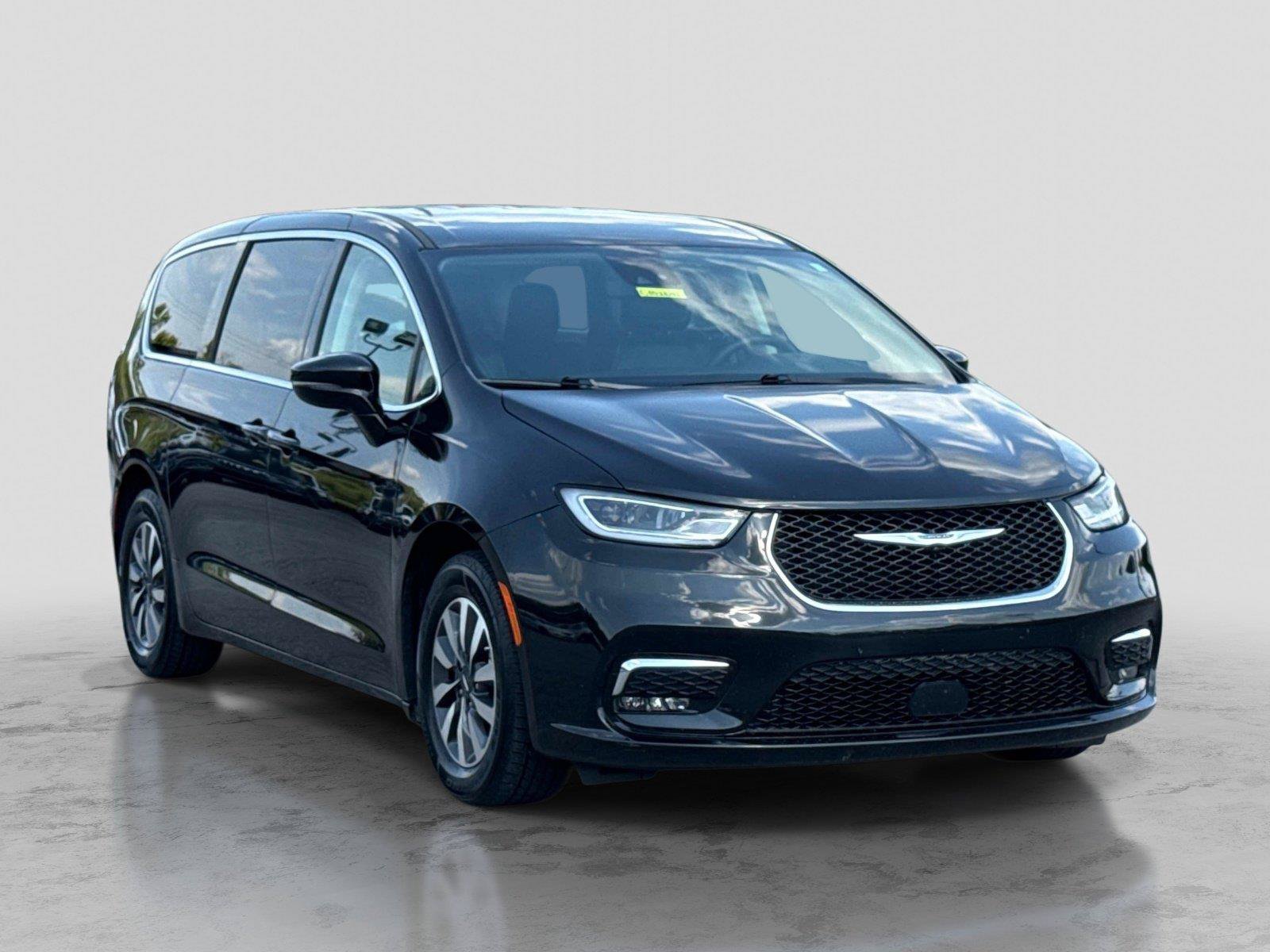 Certified 2024 Chrysler Pacifica Limited FWD image 3