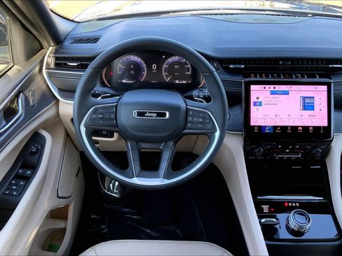 Certified 2024 Jeep Grand Cherokee Limited w/ Luxury Tech Group II image 5