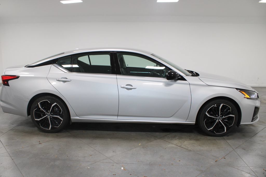 Used 2024 Nissan Altima 2.5 SR FWD image 11