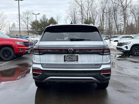 Certified 2025 Volkswagen Taos SE w/ Panoramic Sunroof Package image 5