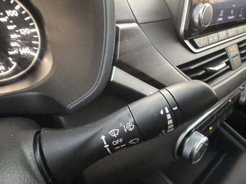 Used 2025 Nissan Altima 2.5 SV FWD image 12