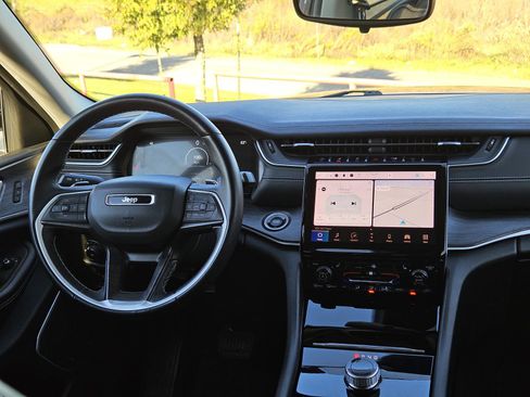 Used 2022 Jeep Grand Cherokee Limited image 31