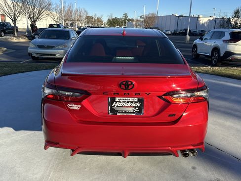 Certified 2022 Toyota Camry SE image 9