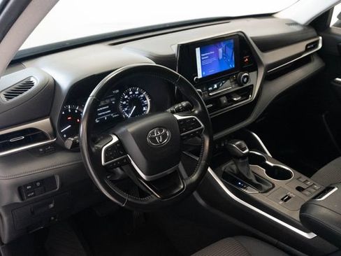 Used 2023 Toyota Highlander LE FWD image 3