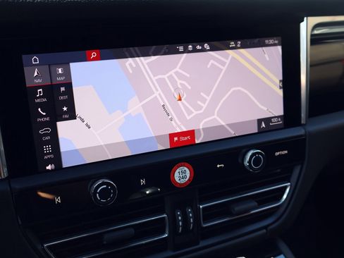 Certified 2025 Porsche Macan image 18