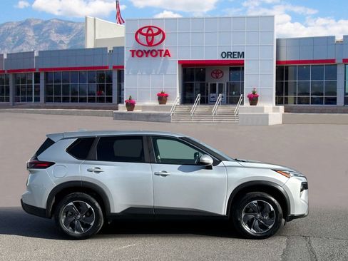 Used 2024 Nissan Rogue SV AWD/4WD image 3
