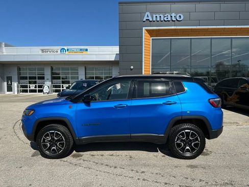 Used 2025 Jeep Compass Trailhawk AWD/4WD image 9