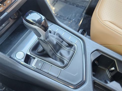 Used 2024 Volkswagen Tiguan SE image 16