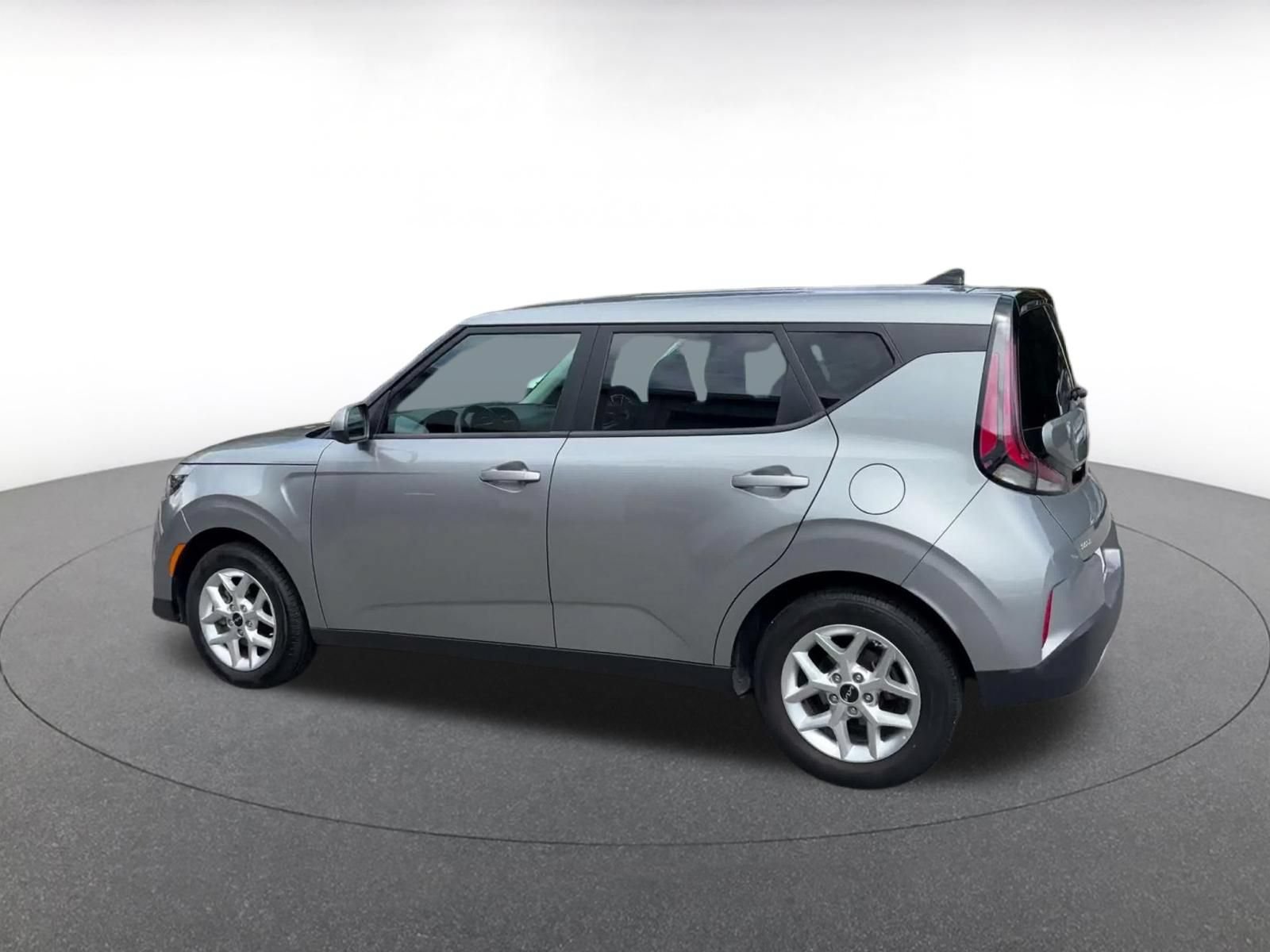 Used 2025 Kia Soul LX w/ LX Technology Package FWD image 8