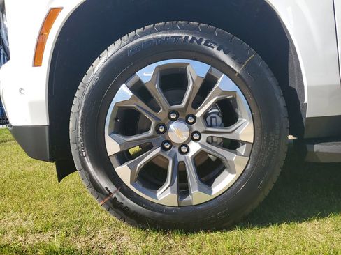 New 2026 Chevrolet Suburban LS image 6