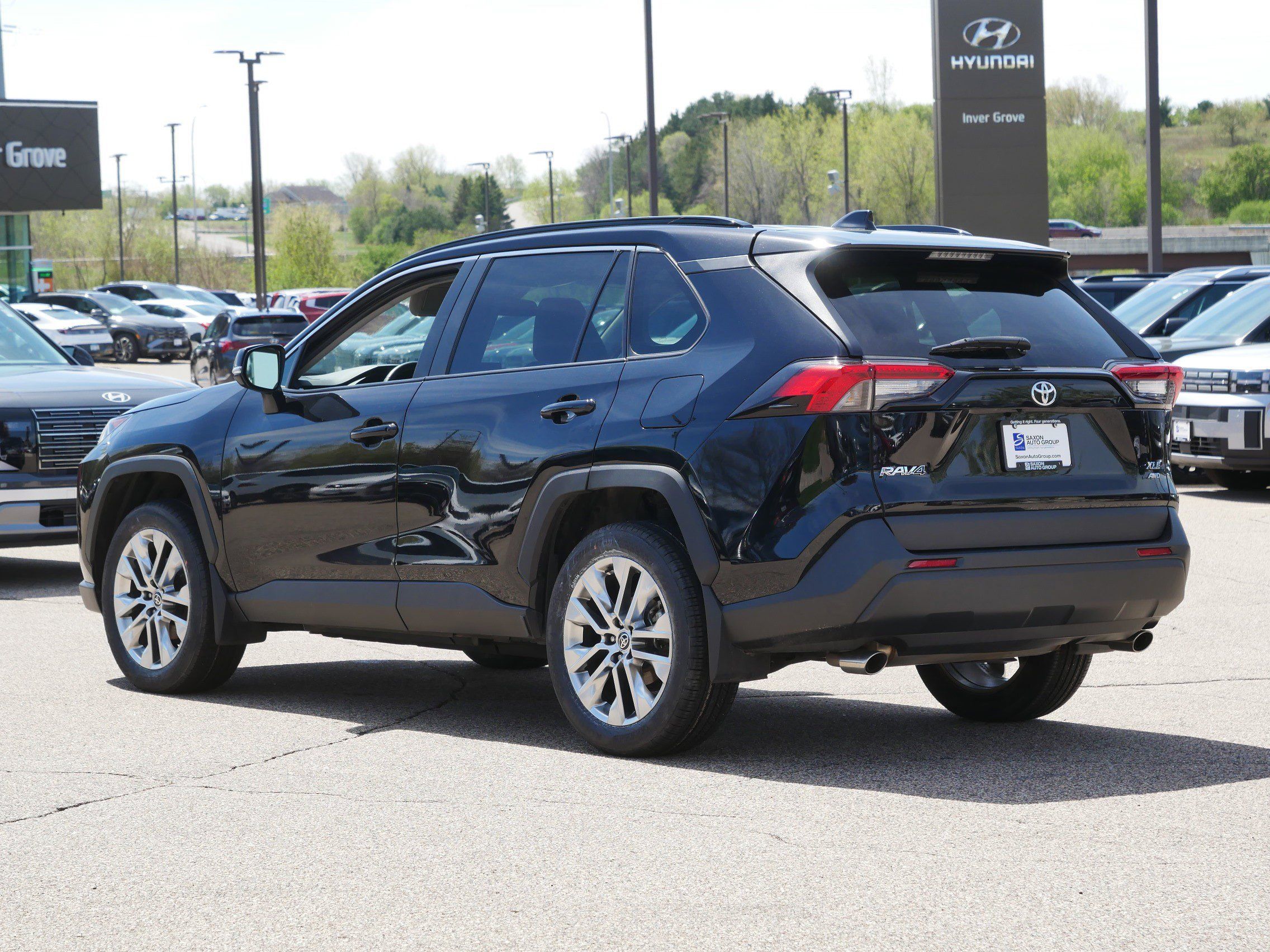 Used 2021 Toyota RAV4 XLE Premium AWD/4WD image 8