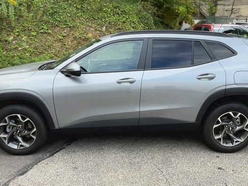 Used 2025 Chevrolet Trax LT w/ Driver Confidence Package image 5