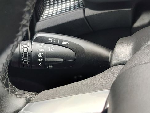 Certified 2025 Volvo XC40 B5 Plus image 17