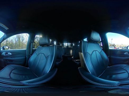 Used 2025 Chrysler Pacifica Limited image 45