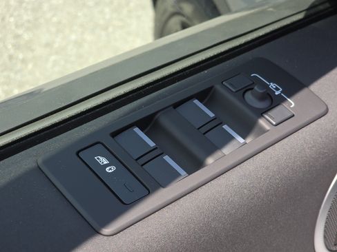 New 2025 Land Rover Discovery S image 19