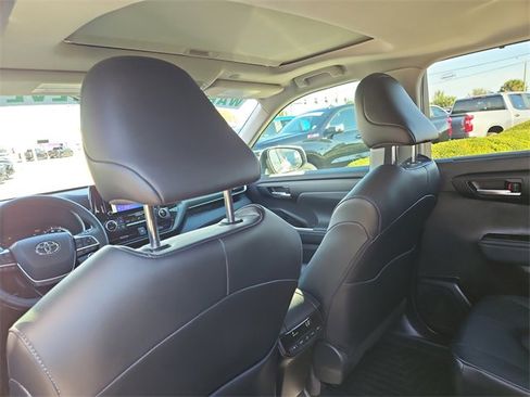 Used 2024 Toyota Highlander XLE image 10