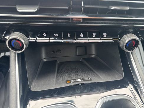 Used 2025 Chevrolet Traverse LT image 40