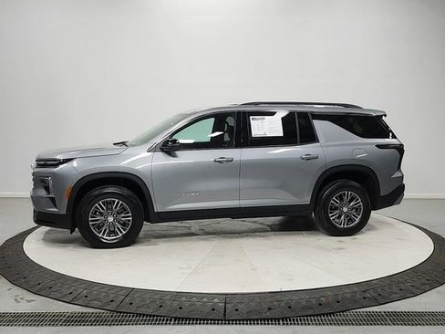 Used 2025 Chevrolet Traverse LT FWD image 4