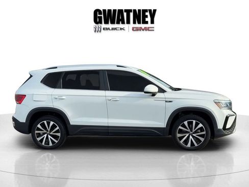 Used 2022 Volkswagen Taos SE FWD image 2