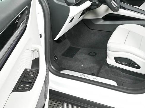 Used 2025 Porsche Macan Electric image 8