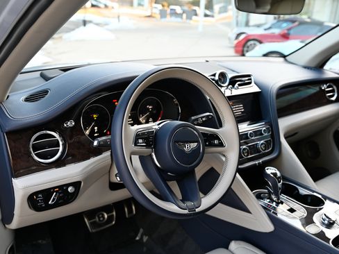 Used 2022 Bentley Bentayga image 16