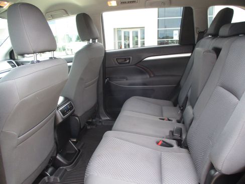 Used 2019 Toyota Highlander LE AWD/4WD image 28