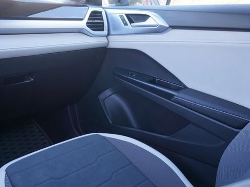 Certified 2025 Volkswagen Taos SE w/ Panoramic Sunroof Package image 36