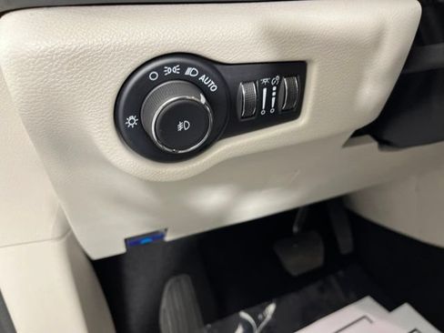 Used 2024 Chrysler Pacifica Touring-L FWD image 32