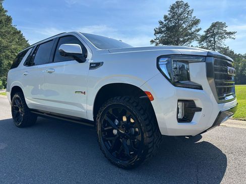 Used 2024 GMC Yukon AT4 w/ Technology Package AWD/4WD image 3