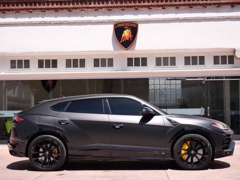 Used 2022 Lamborghini Urus AWD/4WD image 2