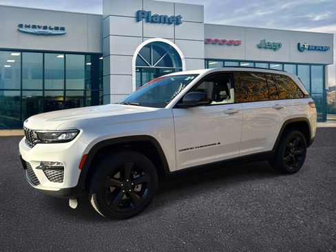 Used 2023 Jeep Grand Cherokee Limited w/ Black Appearance Package image 4