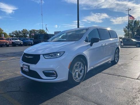 Used 2024 Chrysler Pacifica Limited image 15