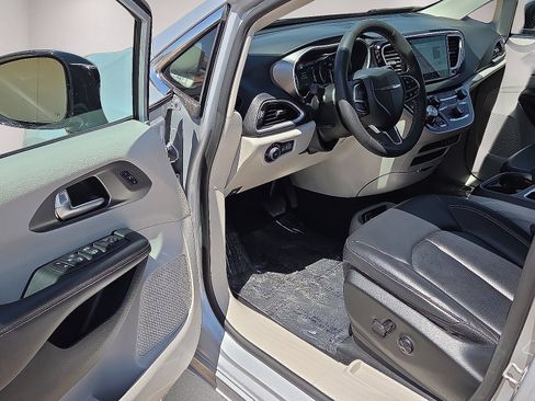 Used 2024 Chrysler Pacifica Touring-L FWD image 21