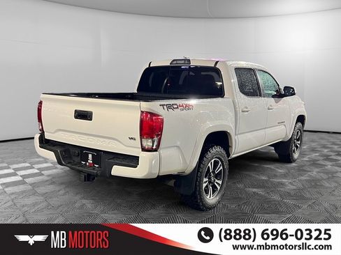 Used 2017 Toyota Tacoma TRD Sport image 3