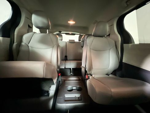 Used 2023 Toyota Sienna XLE image 33