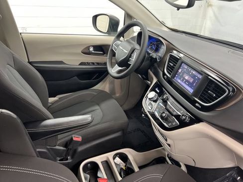 Used 2023 Chrysler Voyager LX FWD image 25